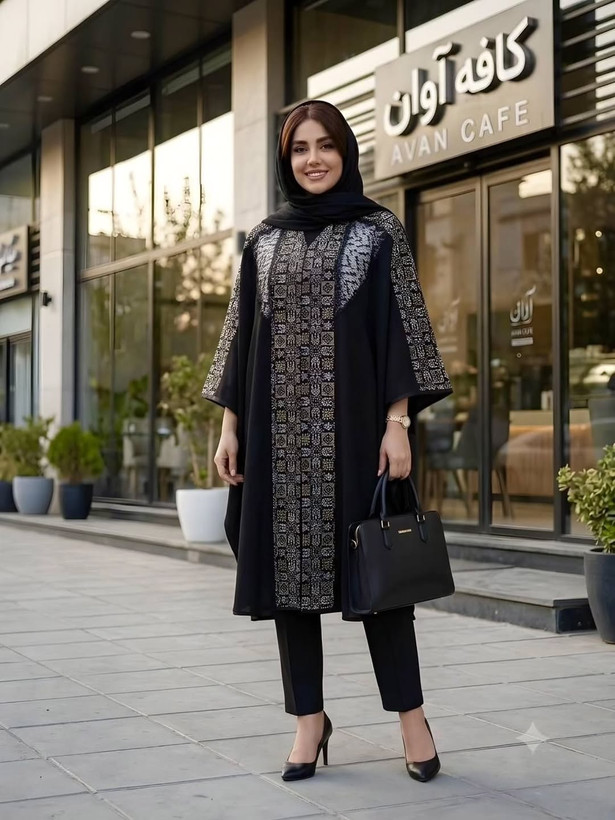 مانتو پانچ زنانه طرح ژاکارد /پارچه ترکیب شانتون مشکی درجه یک + خرجکار لنین سنتی باکیفیت و اصیل + تکههای بالاتنه ژاکارد و گیپور /۳۸ تا ۵۶